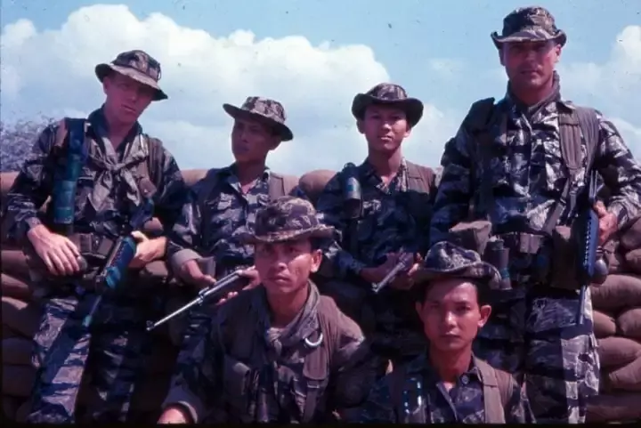 一張聯軍合照,兩側的明顯是美軍特種部隊,人高馬大並裝備有先進的AR突擊步槍;中間4人則是CIDG的典型,僅裝備有二戰剩餘的卡賓槍,每月實彈訓練不超過百發,受限教育水平很難學習步槍以外裝備的使用。此外雖然CIDG名義上已經效忠南越政府,但關係還是比較緊張,以至於當南越政府開始嘗試將其納入正規軍編制時,曾經在多個營區發生叛亂。