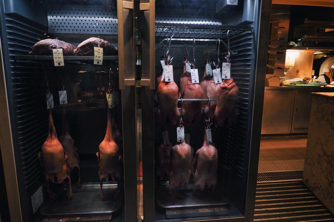 溫控櫃裡的熟成牛肉跟待處理的鴨鴨們