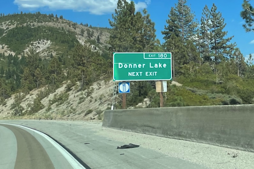 告示牌左下方那付藍色的刀叉在網友眼裡是灰色的笑話