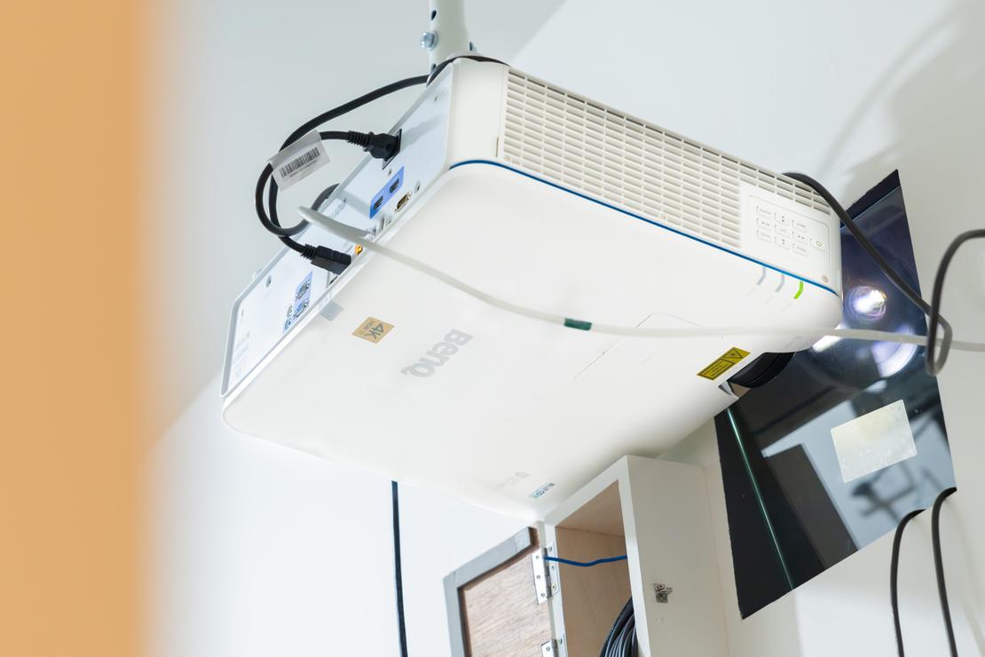 在工作室裡,有一間專門的主機房置放相關設備,4K 雷射投影機便置放於此。