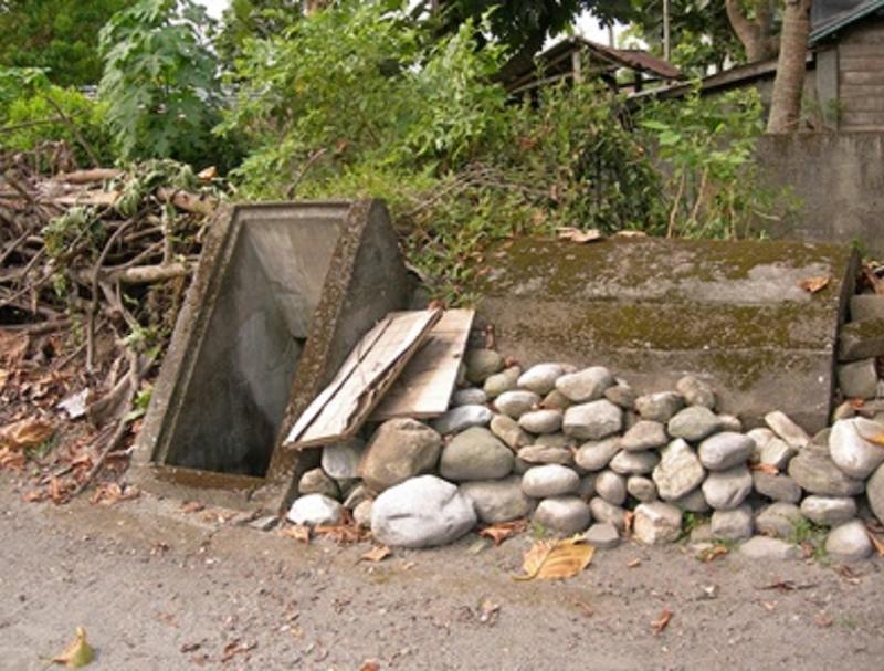 1944 年起,美軍開始轟炸臺灣的軍事要點,緊鄰豐田地區的壽豐糖廠、溪口發電廠也成為目標。為躲避空襲,豐田村居民多會於自家庭院附近興建家庭式的防空洞。不過據村民表示,目前尚保存的部分防空洞,有些是於 1958 年時為躲颱風而興建(Source: 花蓮縣文化局 / 政府資料開放授權 / 發佈於《國家文化記憶庫》)