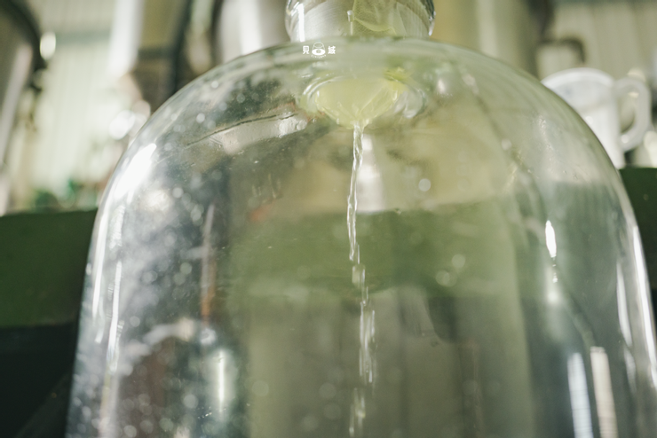 二、初步分離
蒸餾水流入靜置瓶，進行油水分離。