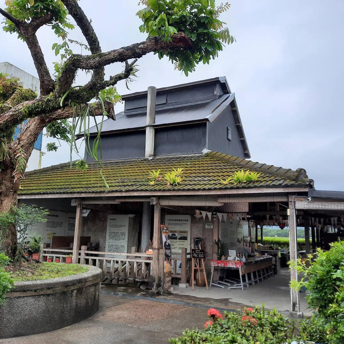 鳳林鎮的廖快菸樓有著凸出的太子樓,為大眾所認知的「大阪式」菸樓(Source: 私有老建築保存再生計畫 / CC BY / 發佈於《國家文化記憶庫》)