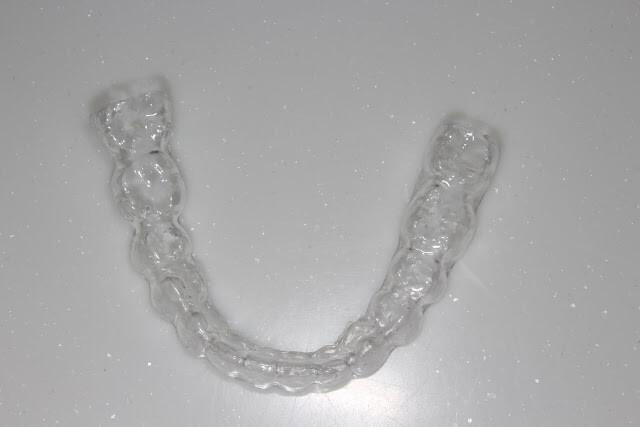透明維持器(clear overlay),跟隱形牙套很像吧