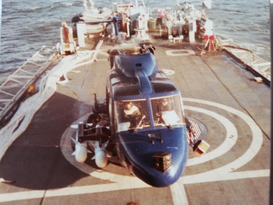 一架山貓HAS.2,右側掛架有兩枚海賊鷗反艦飛彈,左邊則有漢普頓.梅菲爾的干擾天線。