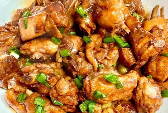 Delicious and Nutritious: The Charm of Braised Chicken with Scallion Oil