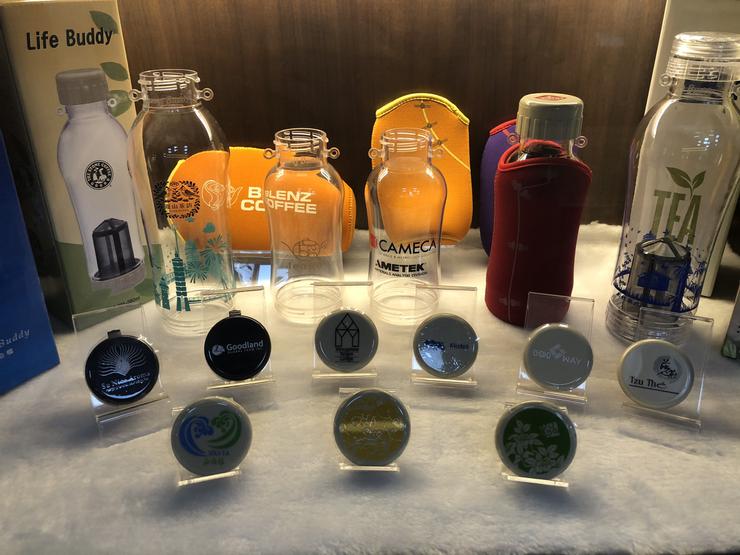 刻上企業logo的瓶蓋，是業界送禮好選擇 
